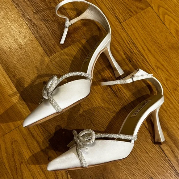 Badgley Mischka White Satin Heels with Bow Ann Pump 5.5 - Picture 6 of 9